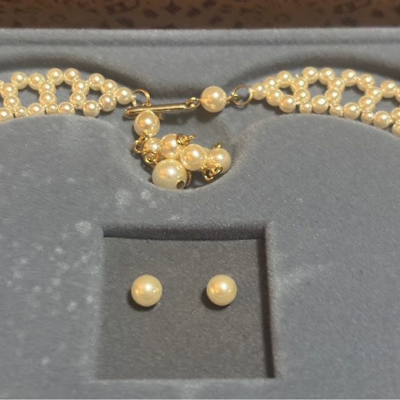 Vintage 1987 Avon Pearlized Lace Gift Set Faux Pearl Neckace & Earrings (NIB) - Picture 7 of 10